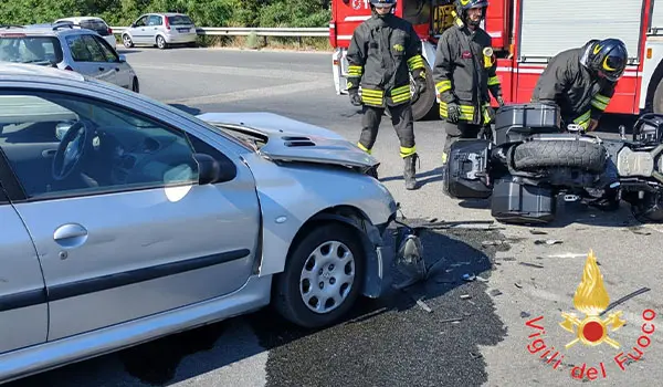 Catanzaro, scontro tra auto e moto su Viale Cassiodoro: ferito motociclista, intervento dei Vvf