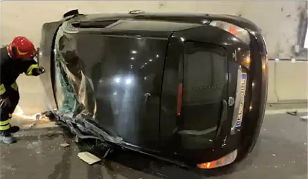 Incidente sulla SS106 Var/A a Catanzaro, auto si ribalta in galleria: conducente trasportato in ospedale. Video