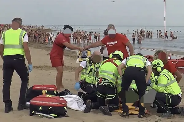 Tragedia a Bibione: bambina tedesca di 8 anni annega mentre fa il bagno