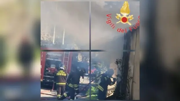 Incendio in un capannone a Maida: Vvf al lavoro con 21 unità, nessun ferito