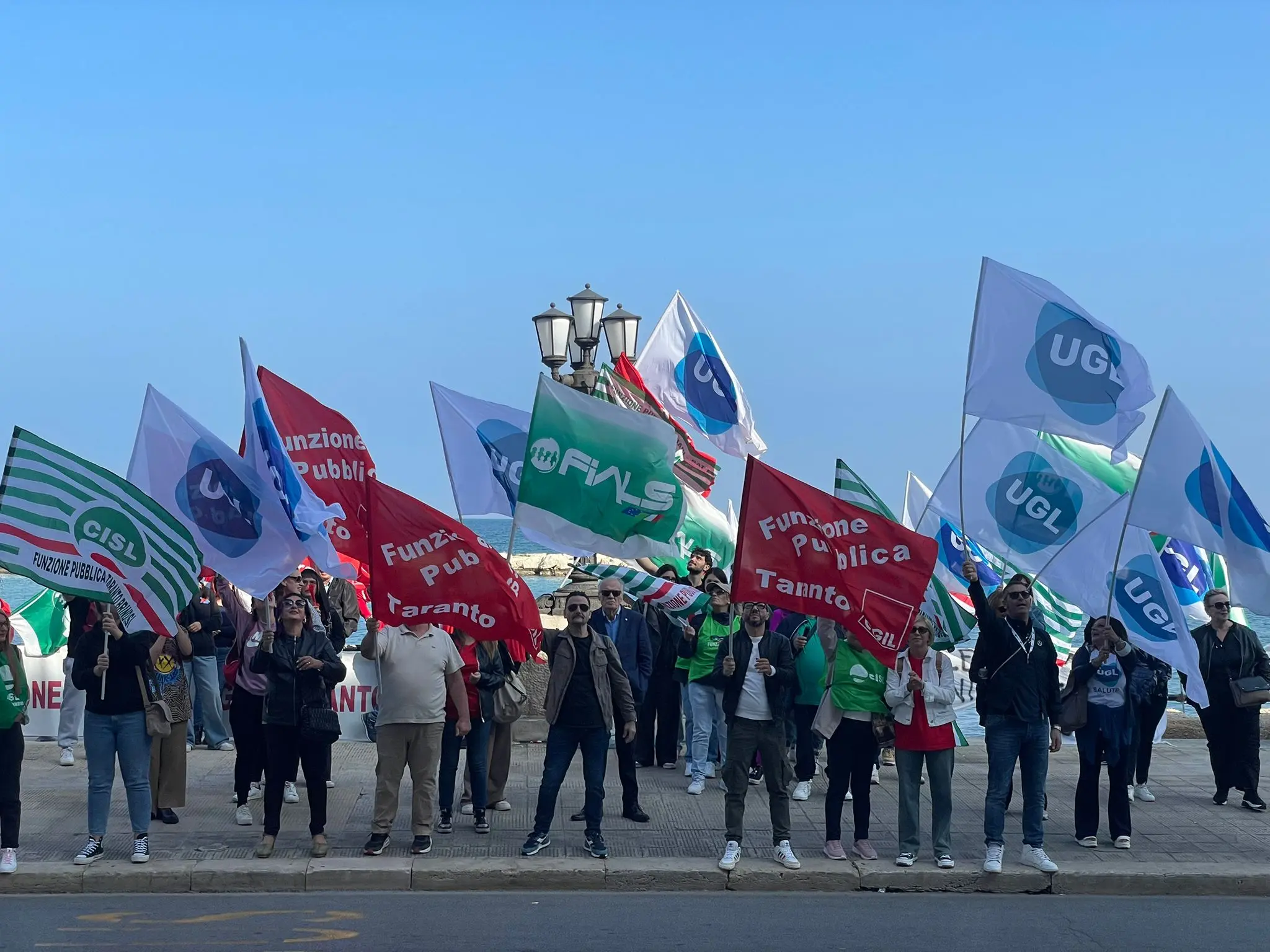 Sanità Puglia, la UGL in presidio sotto la Regione. “Appello al Presidente per salvare la struttura e evitare un dramma occupazionale”