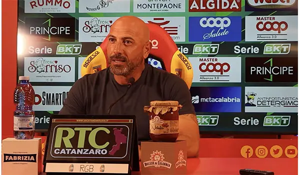 Catanzaro supera la Carrarese 3-1. Mister Calabro riconosce la superiorità dei giallorossi (Video)