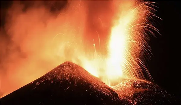 Eruzione dell'Etna: spettacolari colate laviche e disagi alla viabilità, traffico aereo regolare