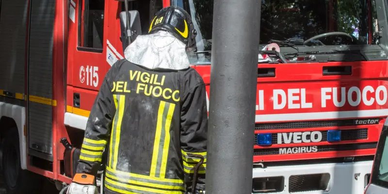 Cornicione crolla nel cuore della movida a Catanzaro: tragedia sfiorata per un soffio