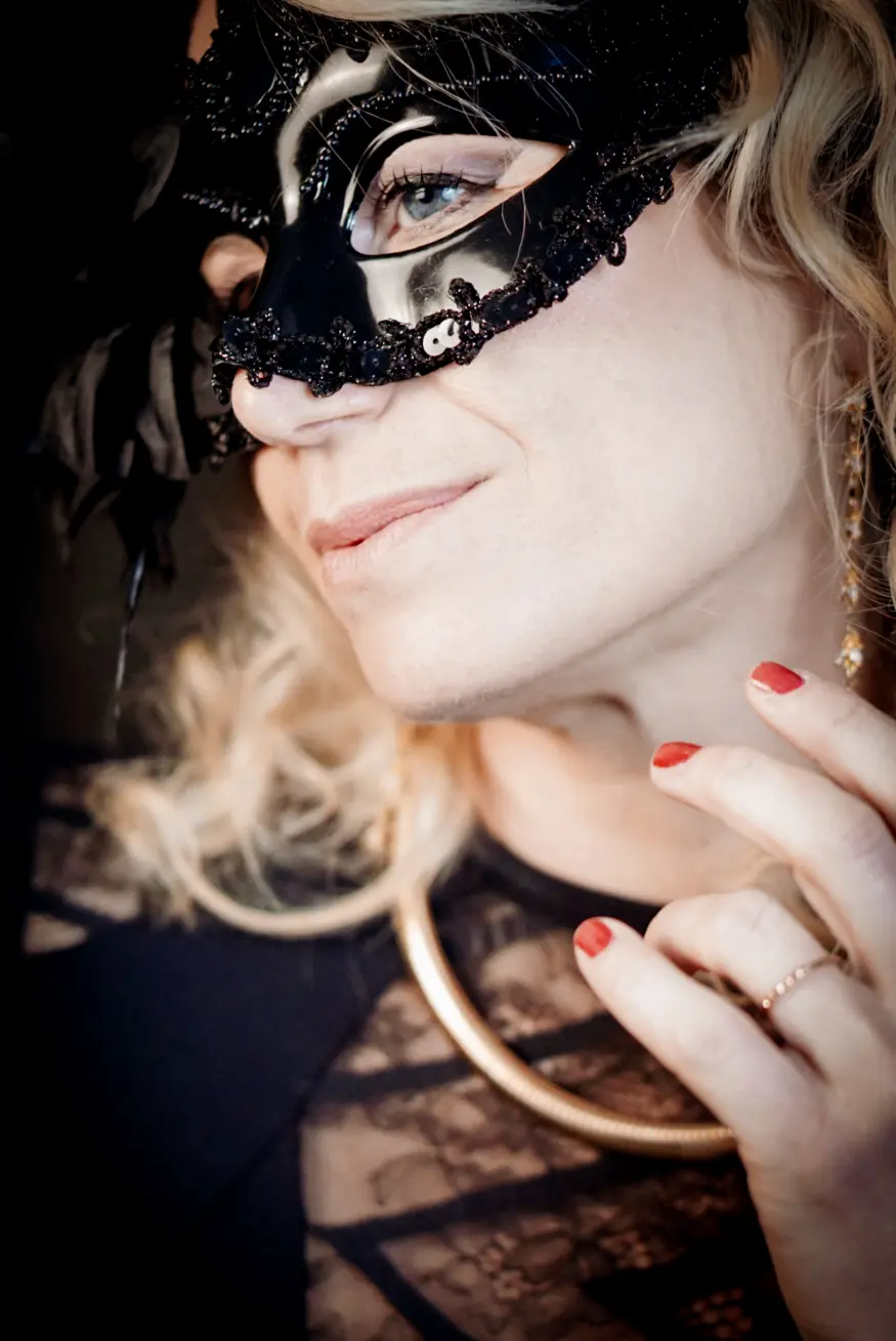 Chiara Ragnini si toglie la maschera con il nuovo singolo In incognito