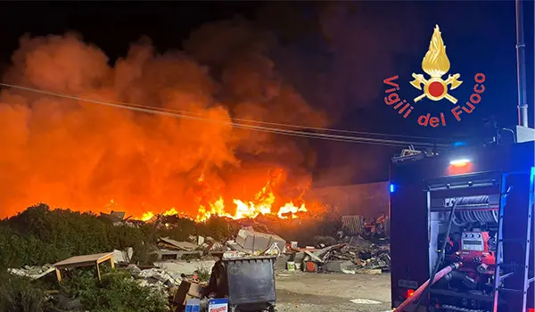 Catanzaro: Intervento dei Vvf per l'incendio di una discarica abusiva 
