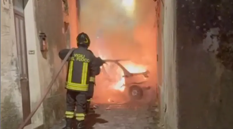 Smart in fiamme a Catanzaro: auto distrutta dal rogo nel quartiere Gagliano. (Video)