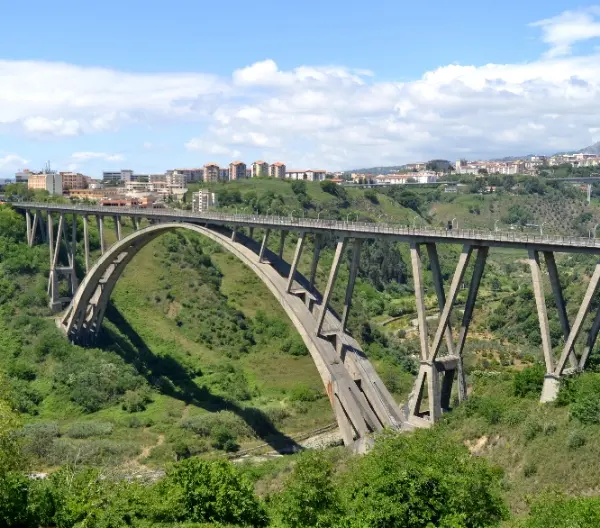 Catanzaro, traffico bloccato sul Ponte Morandi a causa di un incidente