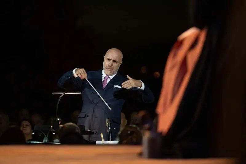 Non solo teatri: l’opera torna tra la gente. Marco Severi dirige “La Traviata” per riavvicinare alla musica classica