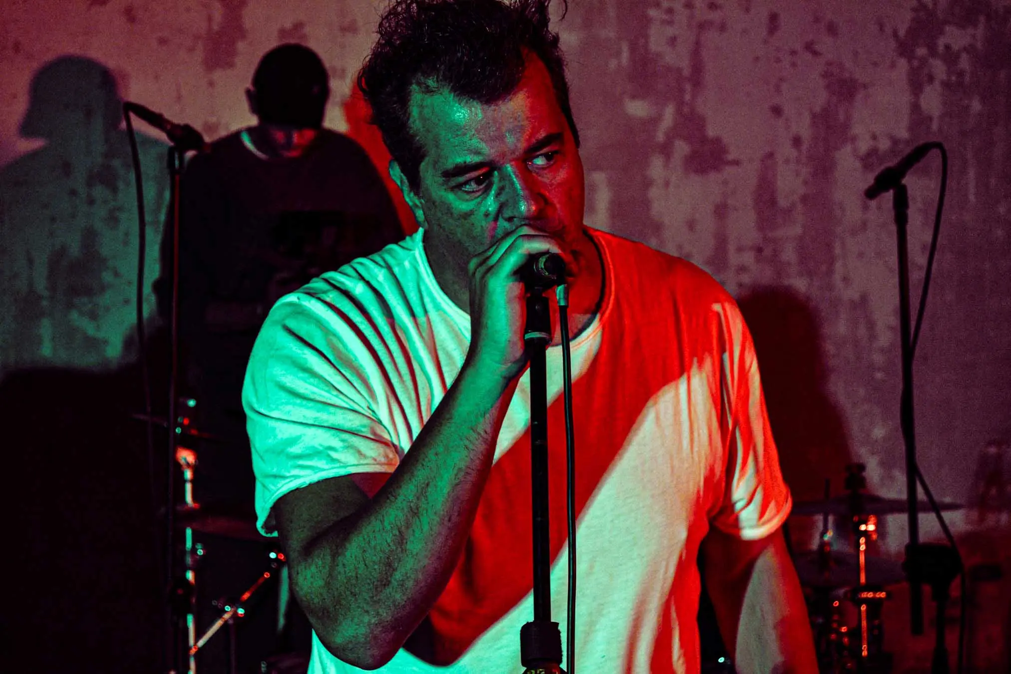 CENTHERBE: Il cantautore toscano torna con un energico pezzo alla Pixies che libera la saggezza del nostro "io" animale