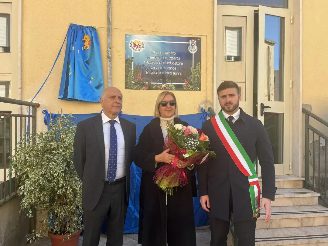 Primo istituto comprensivo “De Amicis” di Floridia, nel cortile del plesso “Volta” targa in ricordo di Nando Amato