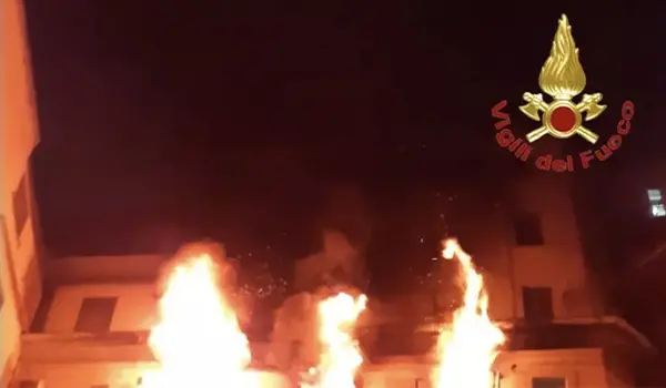 Donna si lancia dal quarto piano per fuggire a un incendio   
