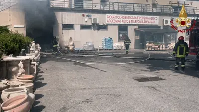 Incendio a Catanzaro, fiamme in un locale tecnico di un’attività commerciale