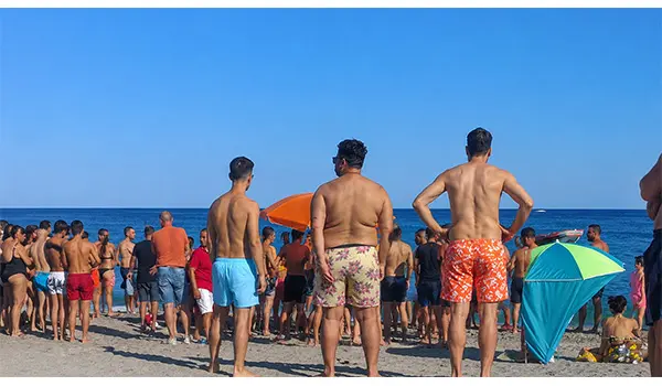 Catanzaro, tragedia sulla spiaggia di Giovino: donna muore dopo un malore in mare