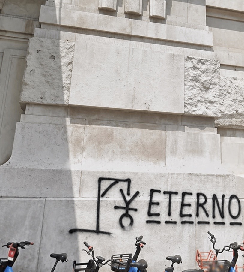 Milano : graffito con omino impiccato contro l'attivista della Lega "Eterno"
