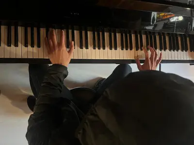 Un angelo tra le dipendenze: il debutto di RayRiver è "Angel Jeanne", un pop d’opera che salva, tra orchestrazioni da musical, voce lirica e ferite da raccontare