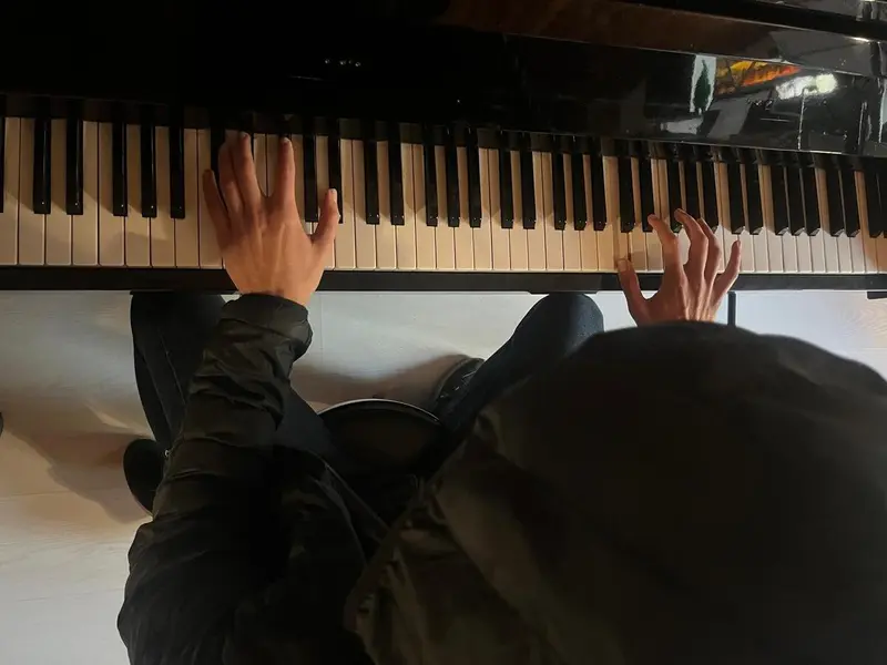 Un angelo tra le dipendenze: il debutto di RayRiver è "Angel Jeanne", un pop d’opera che salva, tra orchestrazioni da musical, voce lirica e ferite da raccontare