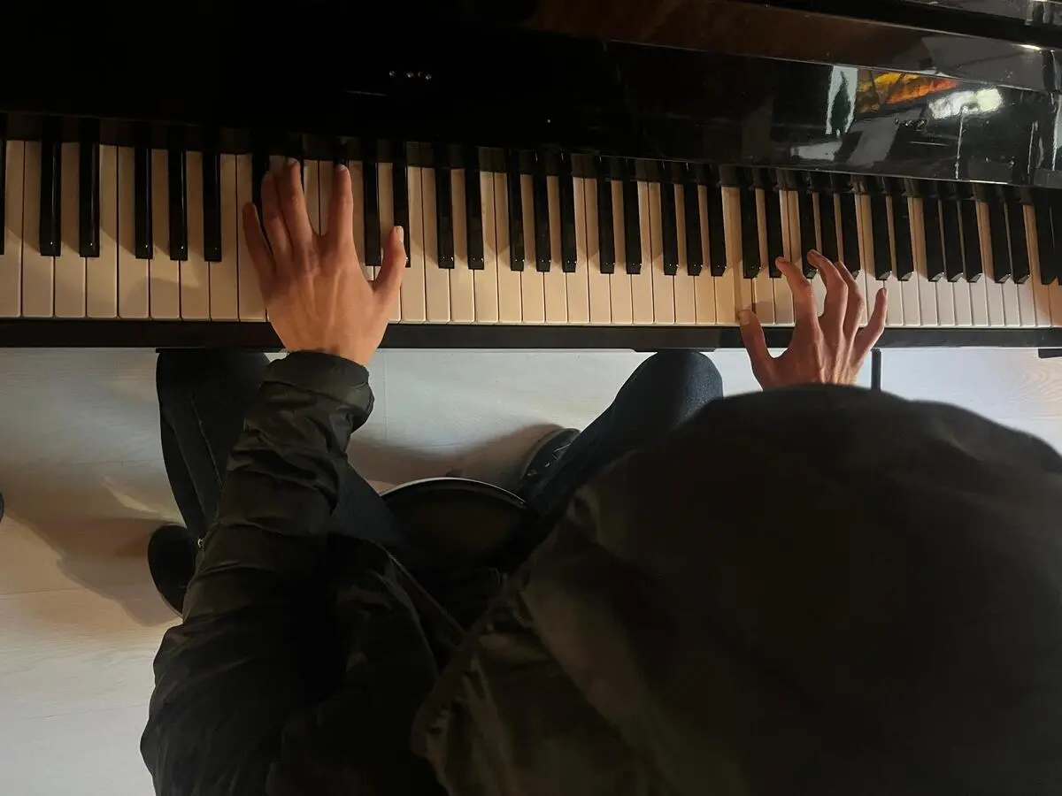 Un angelo tra le dipendenze: il debutto di RayRiver è "Angel Jeanne", un pop d’opera che salva, tra orchestrazioni da musical, voce lirica e ferite da raccontare