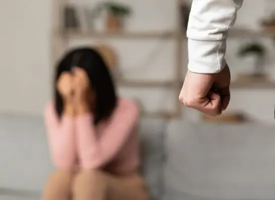 Aggredisce la compagna e le frattura la mandibola davanti alla figlia di 5 anni