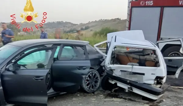 Catanzaro, scontro tra Audi RS3 e Fiat Uno: tre feriti e intervento dei Vvf su Viale Emilia
