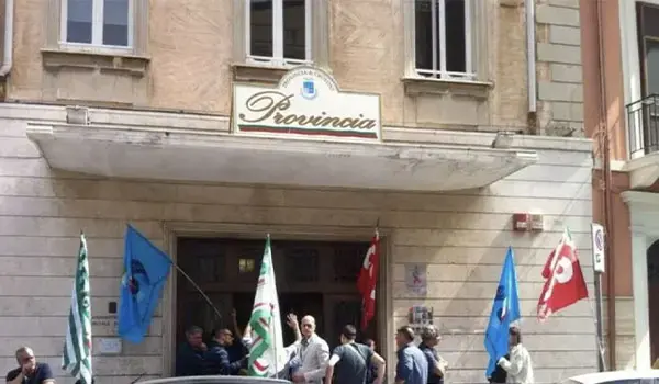 Stipendi fermi alla Provincia di Crotone: chiesto l’intervento del prefetto