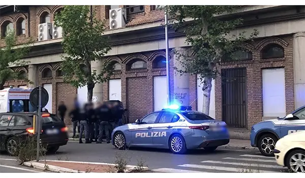 Incidente a Crotone: auto contro albero all’autostazione di Fondo Gesù, giovane ferita