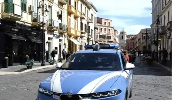 Aggressione nel centro storico di Crotone: lite per futili motivi finisce nel sangue