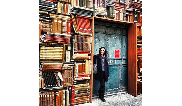 La giornalista Mariarita Cupersito dona più di trecento libri a biblioteche, enti benefici e istituti penitenziari
