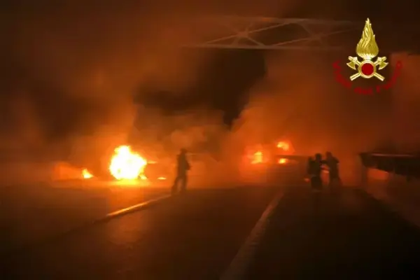 Rapina a Lacchiarella, furgoni in fiamme per coprire la fuga