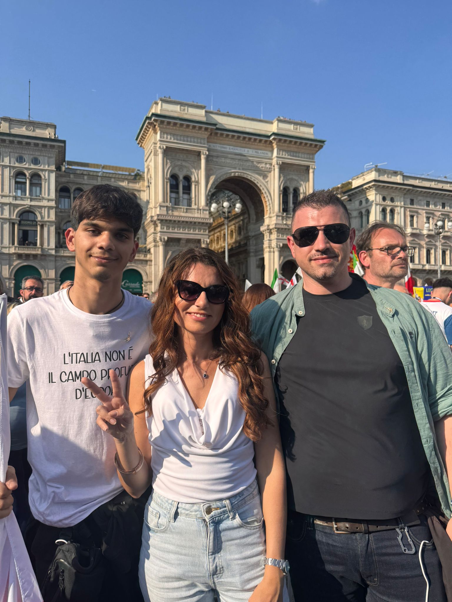 "L’Italia non è un campo profughi": Susanna Ceccardi alla manifestazione della Lega con il consigliere Moretti e il giovane attivista "Eterno"