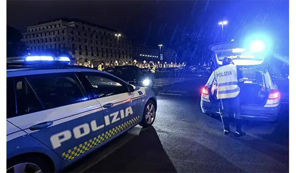 Inseguimento nella notte a Sampierdarena: auto in fuga si schianta, tre feriti