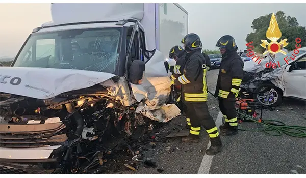 Grave incidente sulla SS106 a Crotone Nord: quattro veicoli coinvolti, tre feriti in ospedale. Video