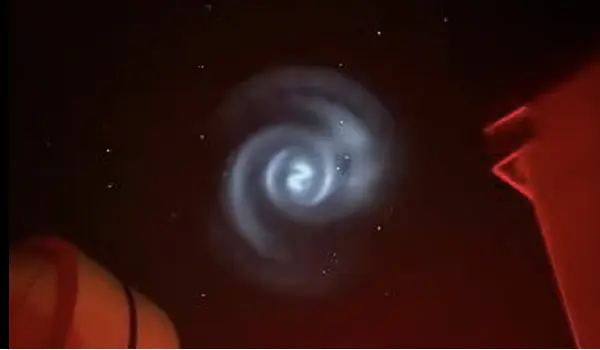 Una spirale blu nei cieli d’Europa: il mistero svelato è targato SpaceX. I dettagli