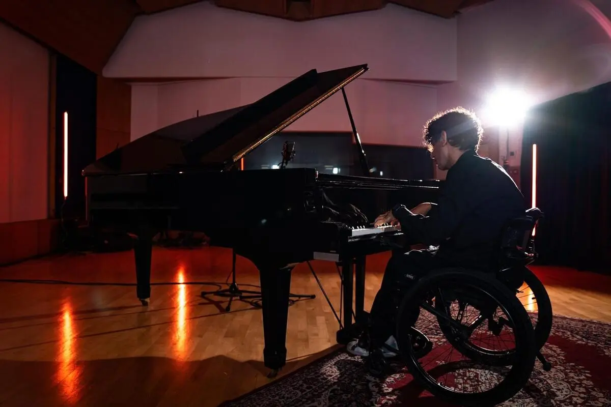 Il pianista tetraplegico che ha trasformato la sua disabilità in linguaggio: Frenci, la voce nello spazio