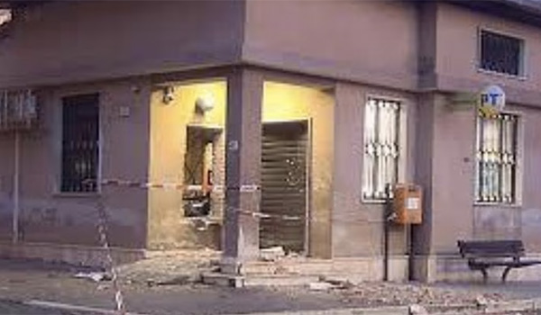 Assalto con esplosivo all’ufficio postale in Calabria: comunità sotto shock