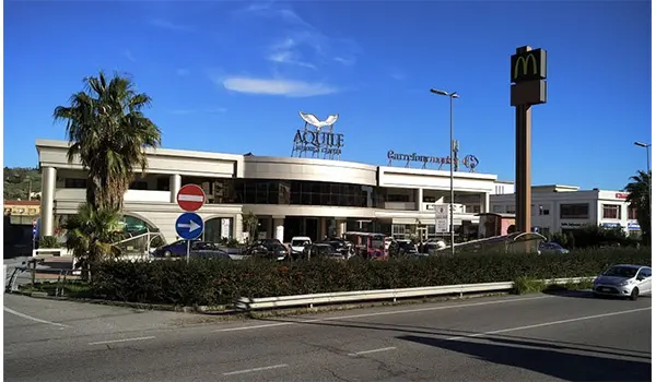 Catanzaro, spaccio davanti al centro commerciale “le aquile”. 