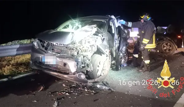 Scontro tra tre veicoli sulla SS18: due persone estratte dai Vvf