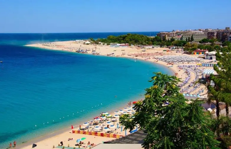Stabilimenti balneari in allarme a Soverato: annullato il rinnovo delle concessioni, protesta degli operatori