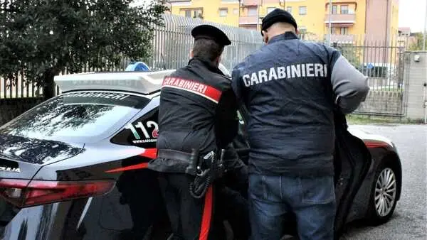 Uomo accusato di maltrattamenti e minacce contro madre e nonna: divieto di avvicinamento