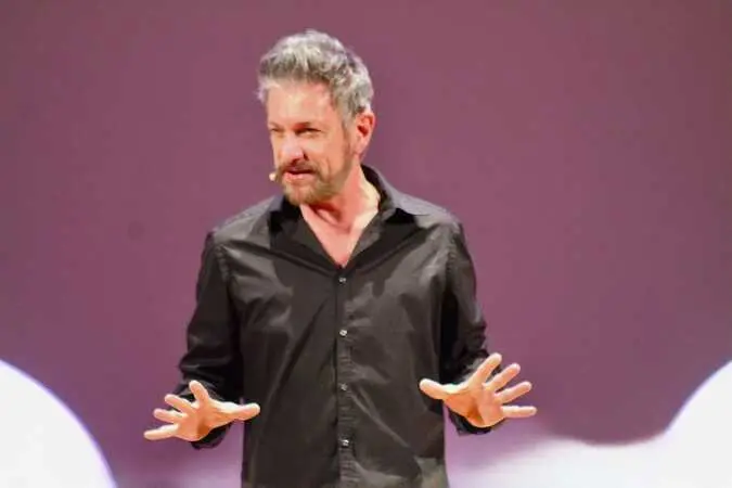 AMA Calabria, una serata entusiasmante con Sergio Assisi e Giuseppe Cantore in “Mi dimetto da uomo”
