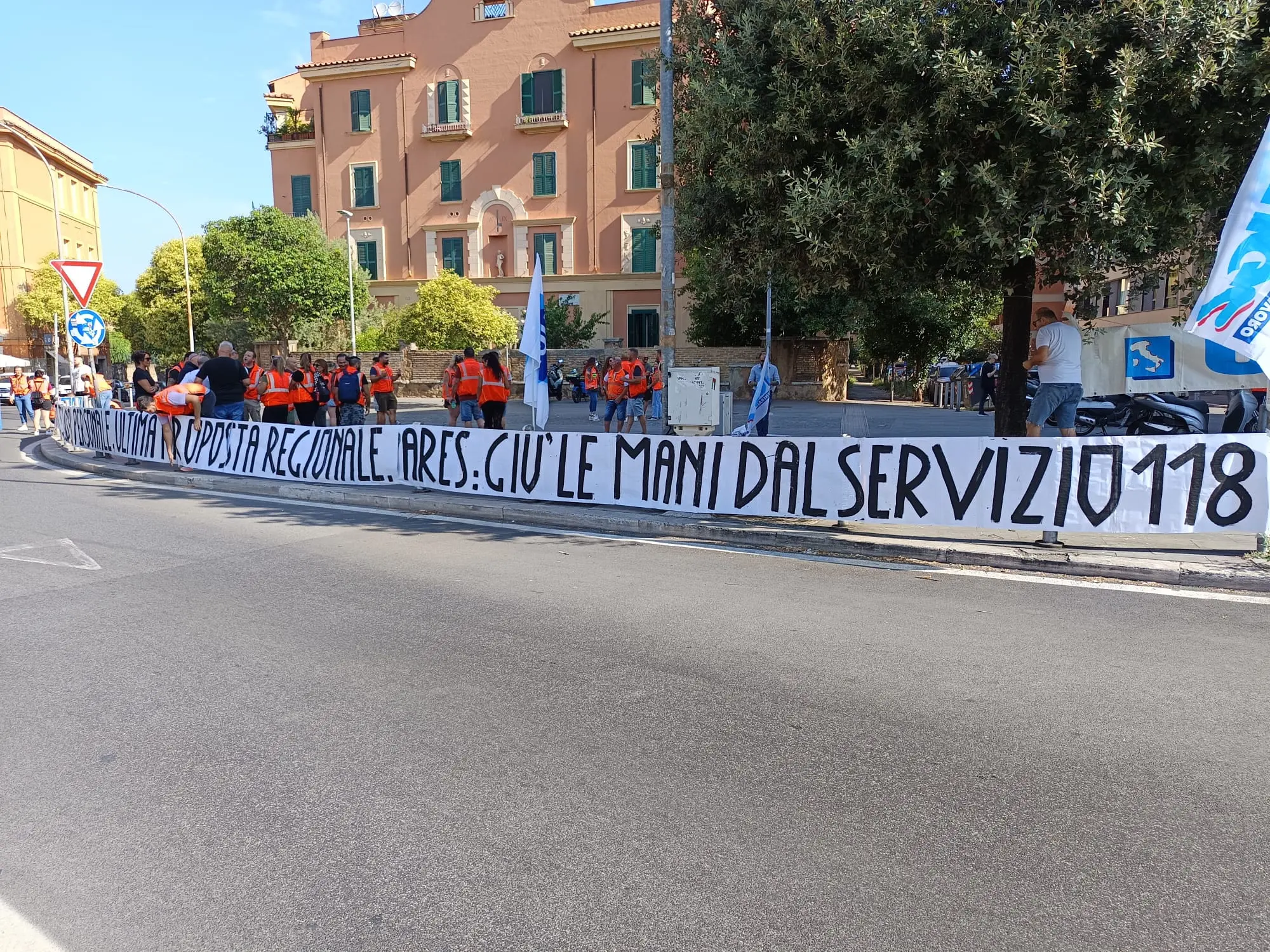 Sanità Lazio, Giuliano (UGL): “Silenzio colpevole della Regione sui barellieri dell’emergenza urgenza privata. Noi al loro fianco”