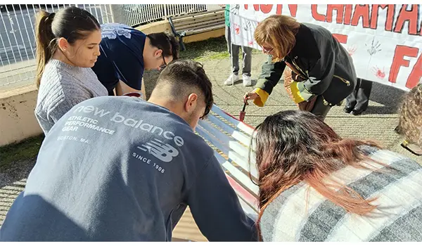 IIS "Costanzo", anche a Decollatura una panchina rossa per dire no alla violenza di genere