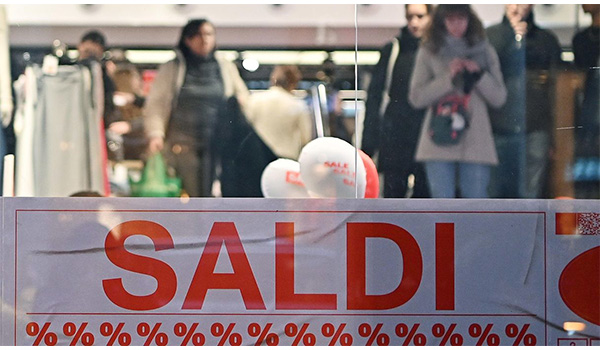 Saldi invernali 2026 al via: partenza anticipata in Valle d’Aosta, da domani sconti in tutta Italia