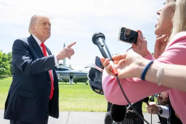 Trump aumenta i dazi sulle auto europee al 25 percento: tensioni commerciali tra Stati Uniti e Unione Europea