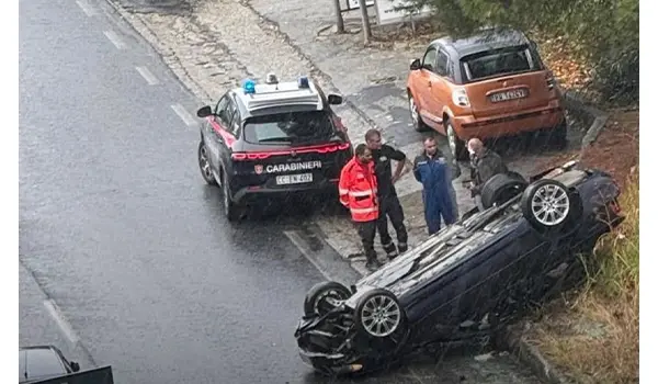 Rocambolesco incidente a Catanzaro: auto si ribalta su Viale De Filippis, traffico in tilt