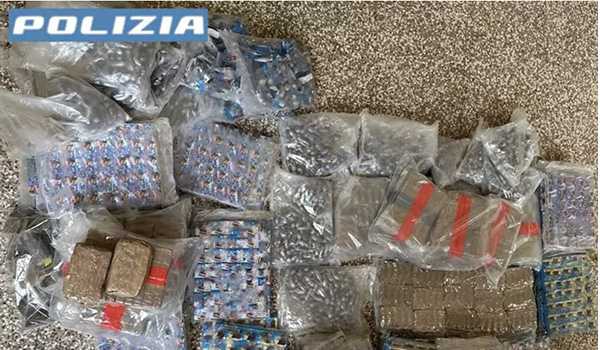 Speronano l'auto della Polizia: arrestati con 240 kg di hashish