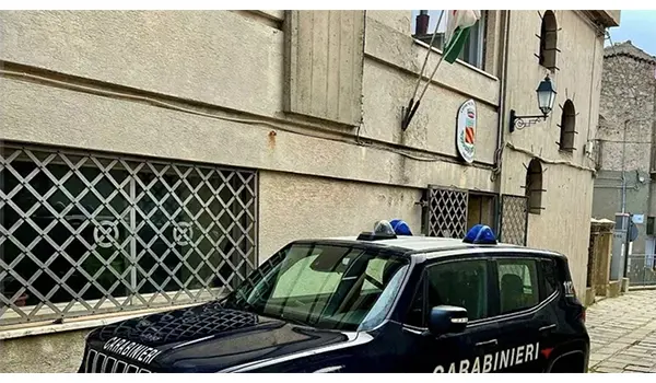 Crotone, inchiesta per peculato: sequestrati beni a tre dipendenti comunali