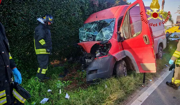 Incidente sulla SS18 a Pizzo: scontro frontale tra Ducato e BMW, ferito grave trasferito in elisoccorso