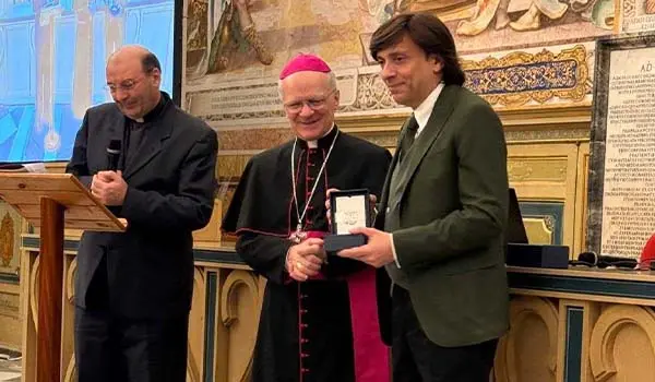 Anton Giulio Grande riceve il premio a Parole Aperte, l’evento dell'Anno Santo