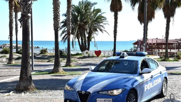 Finge di soccorrere un’anziana colta da malore e le ruba il portafogli: denunciato 32enne